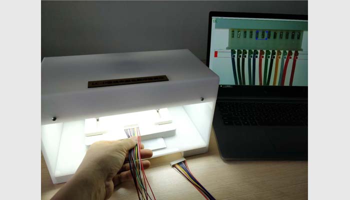 線束生產(chǎn)中需按指定顏色來排列線序。人工判別常因眼睛疲勞而產(chǎn)生錯檢或漏檢。線序自動檢測儀利用機器視覺技術，通過萬深智能算法來對比預設參數(shù)，判定是否符合預設標準，自動識別線束顏色順序并標記輸出，100%保證無錯位產(chǎn)品流出。