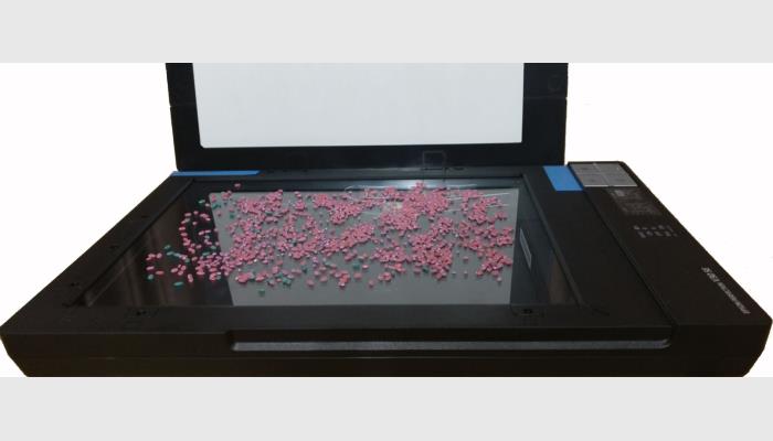 萬深SC-P型大米加工精度檢測儀，又稱大米加工精度儀，大米加工精度判定儀，大米留皮度檢測儀。是一款專用的大米加工精度檢測儀器。符合GB/T 5502-2018等標準。待測大米樣品經(jīng)專用染色劑（伊紅Y-亞甲基藍）染色后，大米上的留皮和胚為藍綠色，胚乳為紫紅色，儀器專用的智能識別軟件由大米留皮度及其占比來自動分析出大米樣品的加工精度。該儀器主要適用于科研院所、檢測單位、碾米廠和流通企業(yè)等。