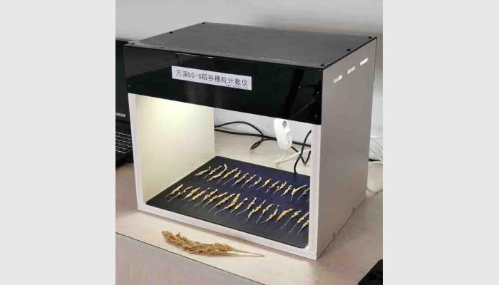 萬深SC-S型稻谷穗形粒數(shù)考種儀，稻谷穗粒計數(shù)分析儀，稻穗計數(shù)分析儀。由800萬像素自動對焦拍攝箱體、智能化稻穗分枝數(shù)粒測長軟件、穗枝放置與尺寸標定板等組成。是免培訓的傻瓜式分析儀，專用于水稻快速測產(chǎn)與育種考種。