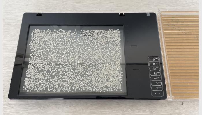 SC-E0型大米外觀品質檢測儀，又稱稻米品質分析儀，米質判定儀，大米外觀品質分析儀。可一次性測量自動分析30g以上大米樣品的整精米率、碎米率、堊白度/率、黃粒米率、大米顏色黃度指數(shù)、大米白度等。